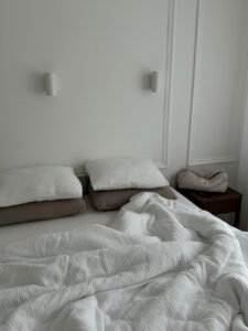 Kleines Schlafzimmer einrichten – helles Schlafzimmer mit Stauraum und minimalistischem Design