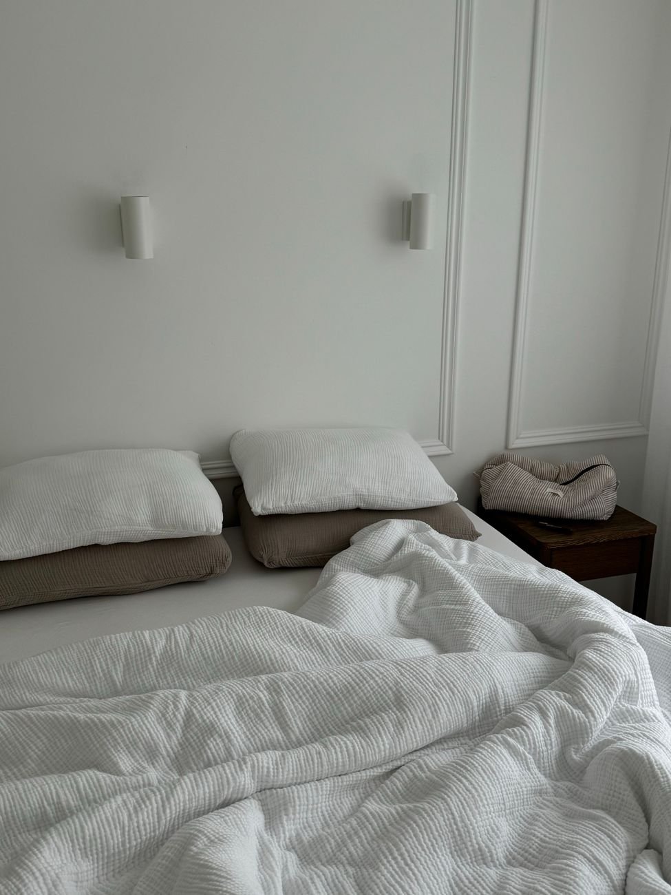 Kleines Schlafzimmer einrichten – helles Schlafzimmer mit Stauraum und minimalistischem Design
