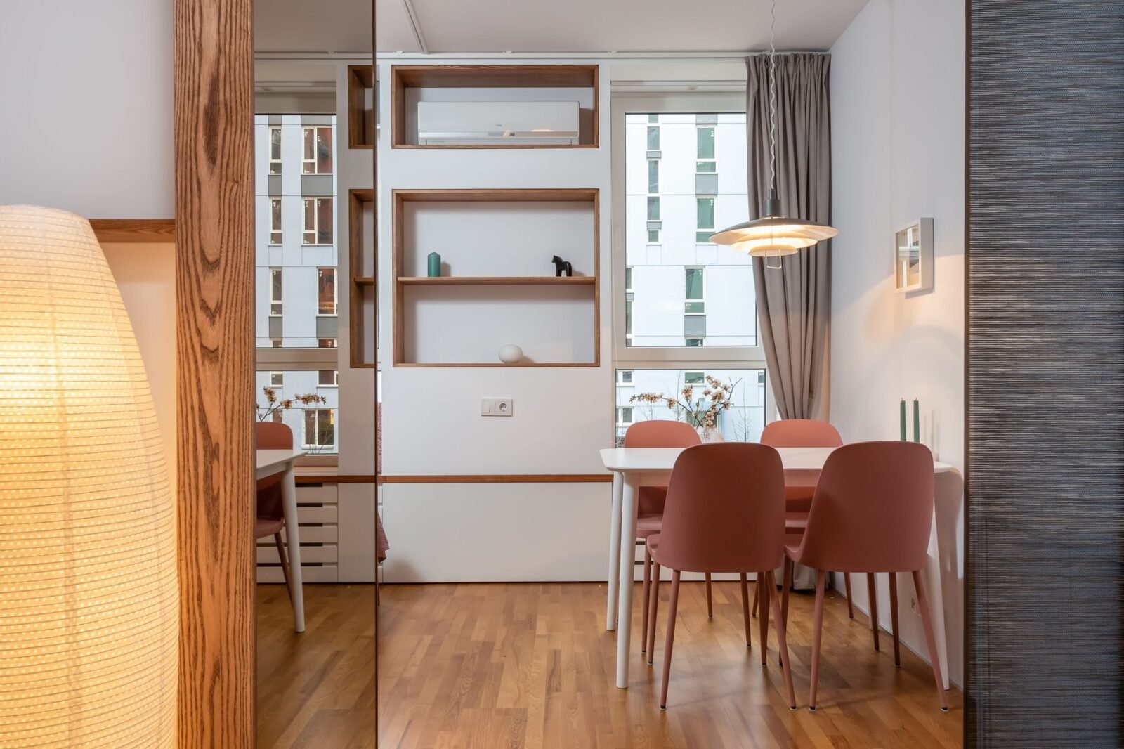 Kleines Wohnzimmer einrichten – helles, kompaktes Wohnzimmer mit Sofa und Regalen