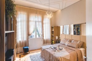 Schlafzimmer einrichten – gemütliches Schlafzimmer mit Bett, Textilien und warmem Licht