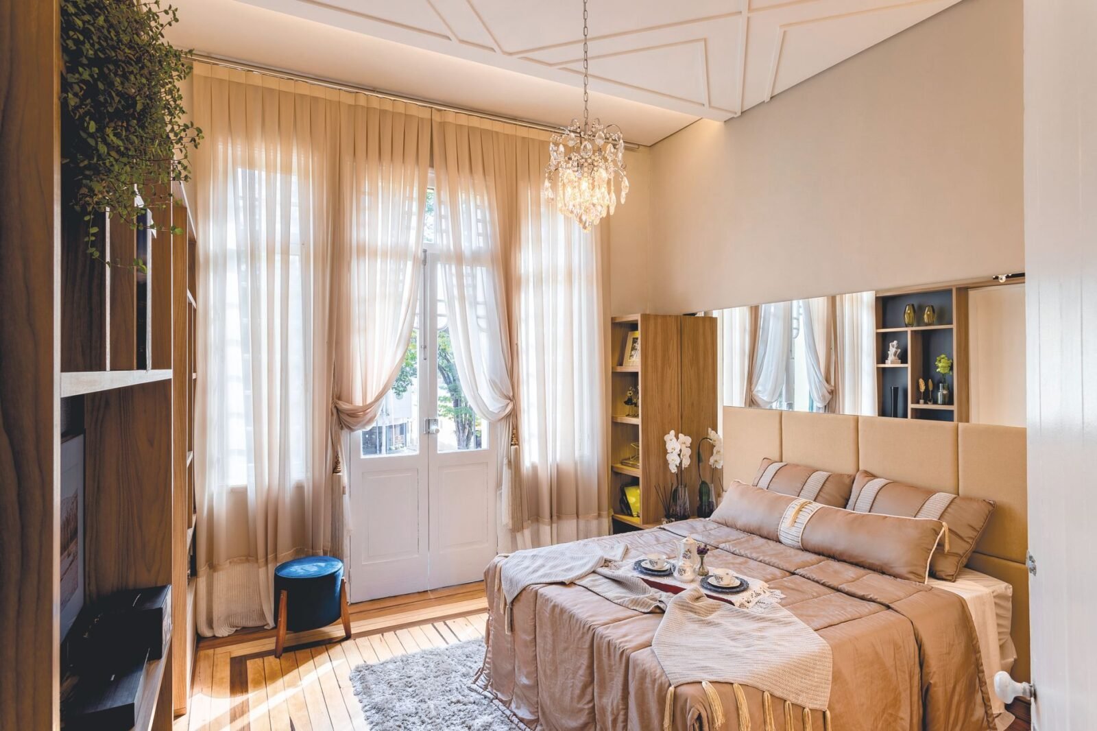 Schlafzimmer einrichten – gemütliches Schlafzimmer mit Bett, Textilien und warmem Licht