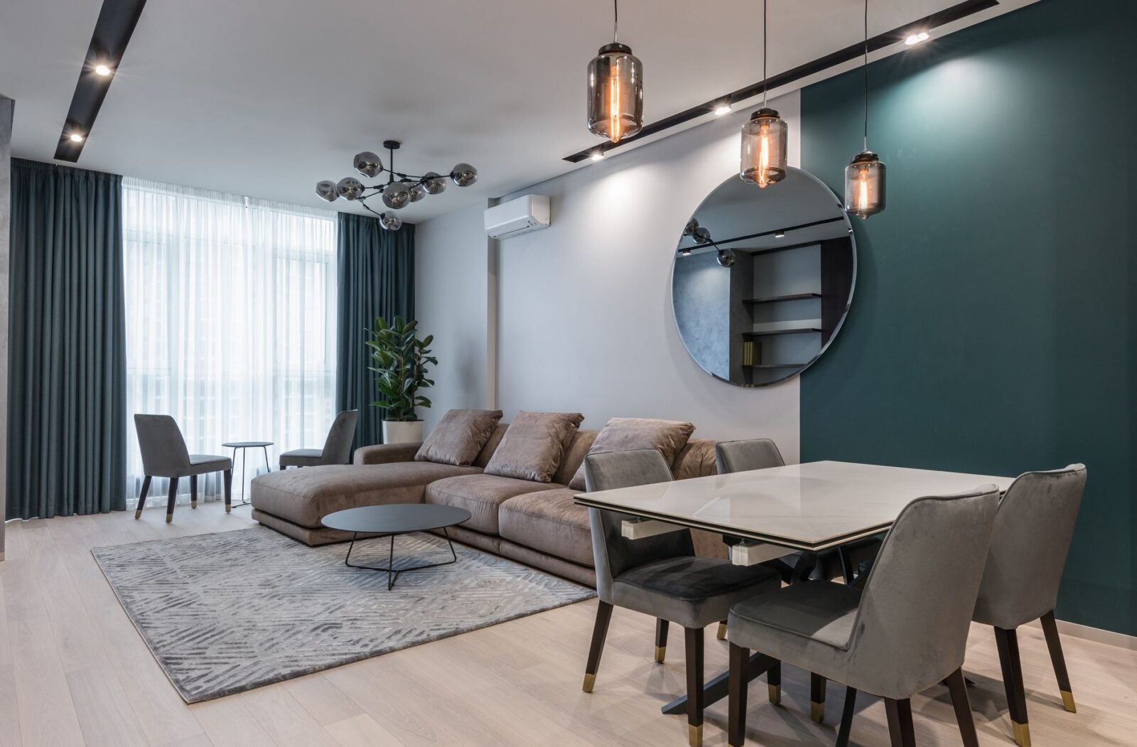 Schlafzimmer gemütlich machen – warmes Licht, Textilien und Kissen auf dem Bett
