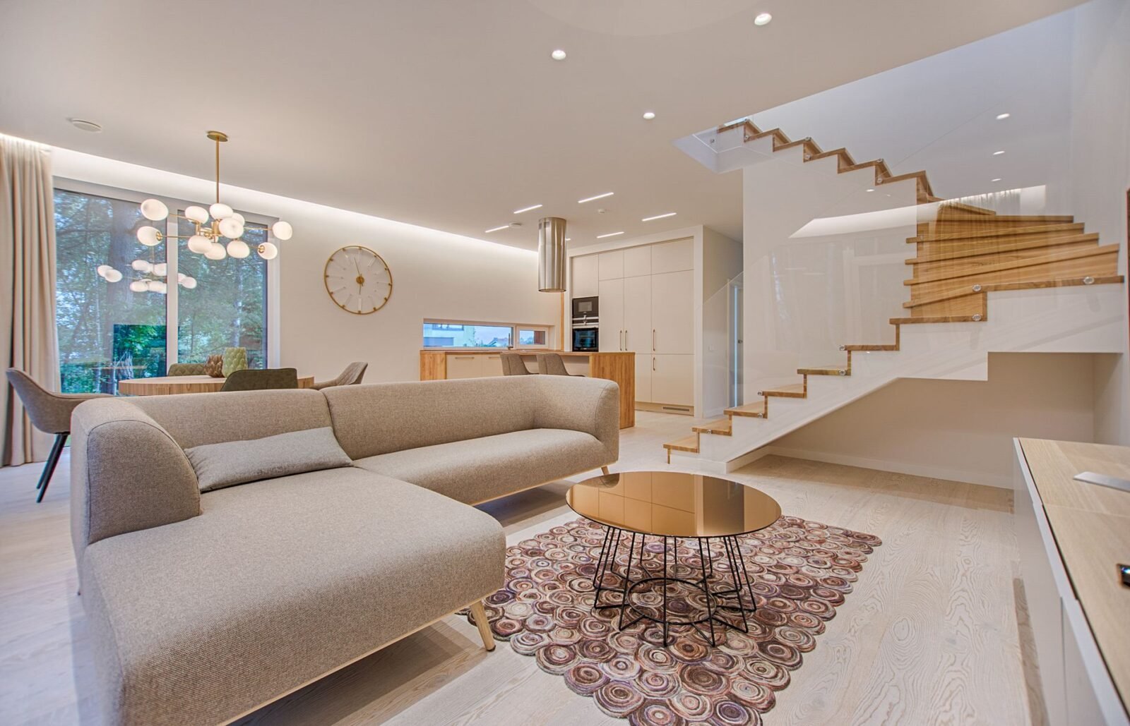 Wohn-Esszimmer kombinieren – offener Wohnbereich mit Sofa und Esstisch