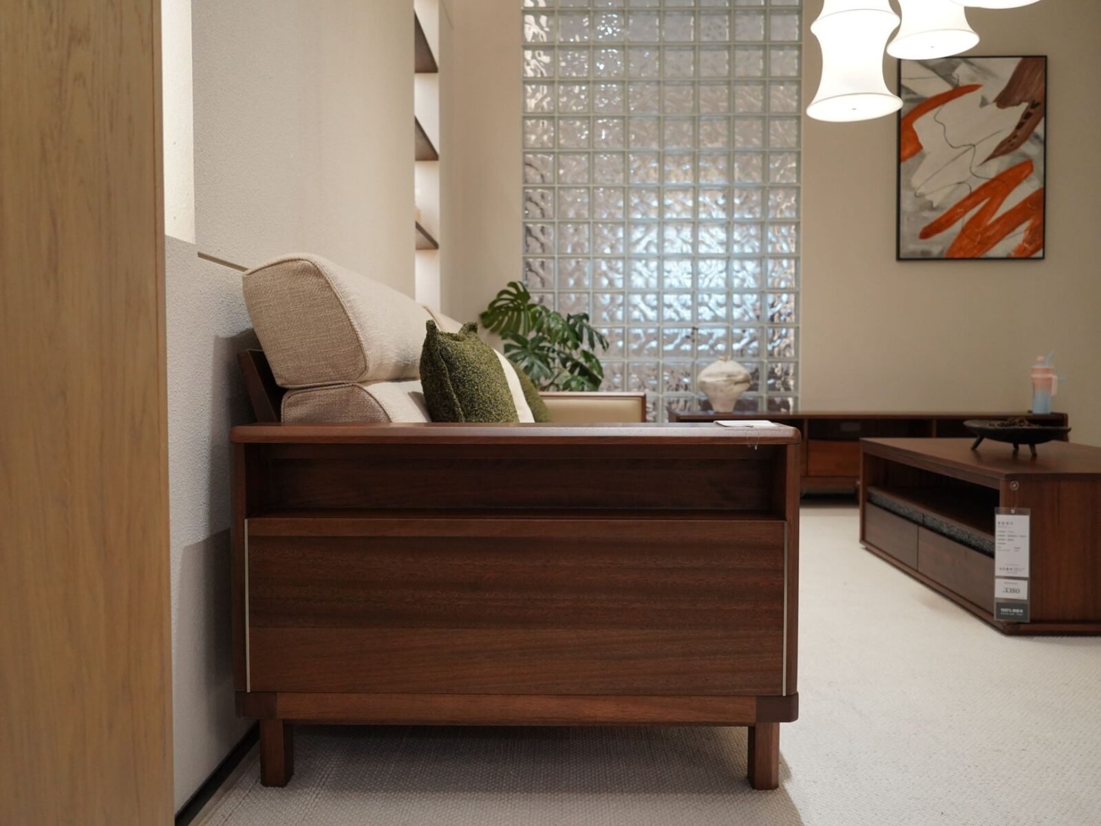 Wohnzimmer einrichten – modern gestaltetes Wohnzimmer mit Sofa, Couchtisch und stimmungsvoller Beleuchtung