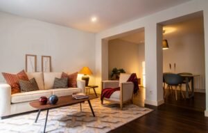 Wohnzimmer gemütlich gestalten – warmes Licht, Textilien und Kerzen im Wohnbereich