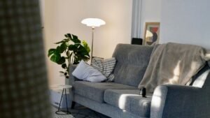 Wohnzimmer Beleuchtung: Lichtkonzept mit Steh-, Tisch- und Deckenleuchten